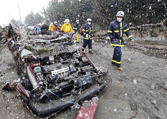 组图：日本仙台灾区天降大雪 救灾工作仍井然有序