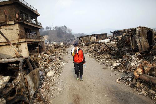 日本东北部海啸灾区物资极度匮乏 灾民命悬一线