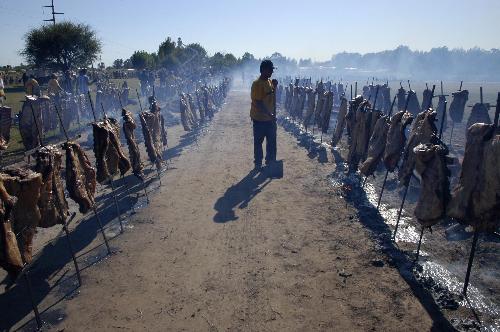 图：阿根廷举办烤肉盛宴 13.7吨创吉尼斯世界纪录