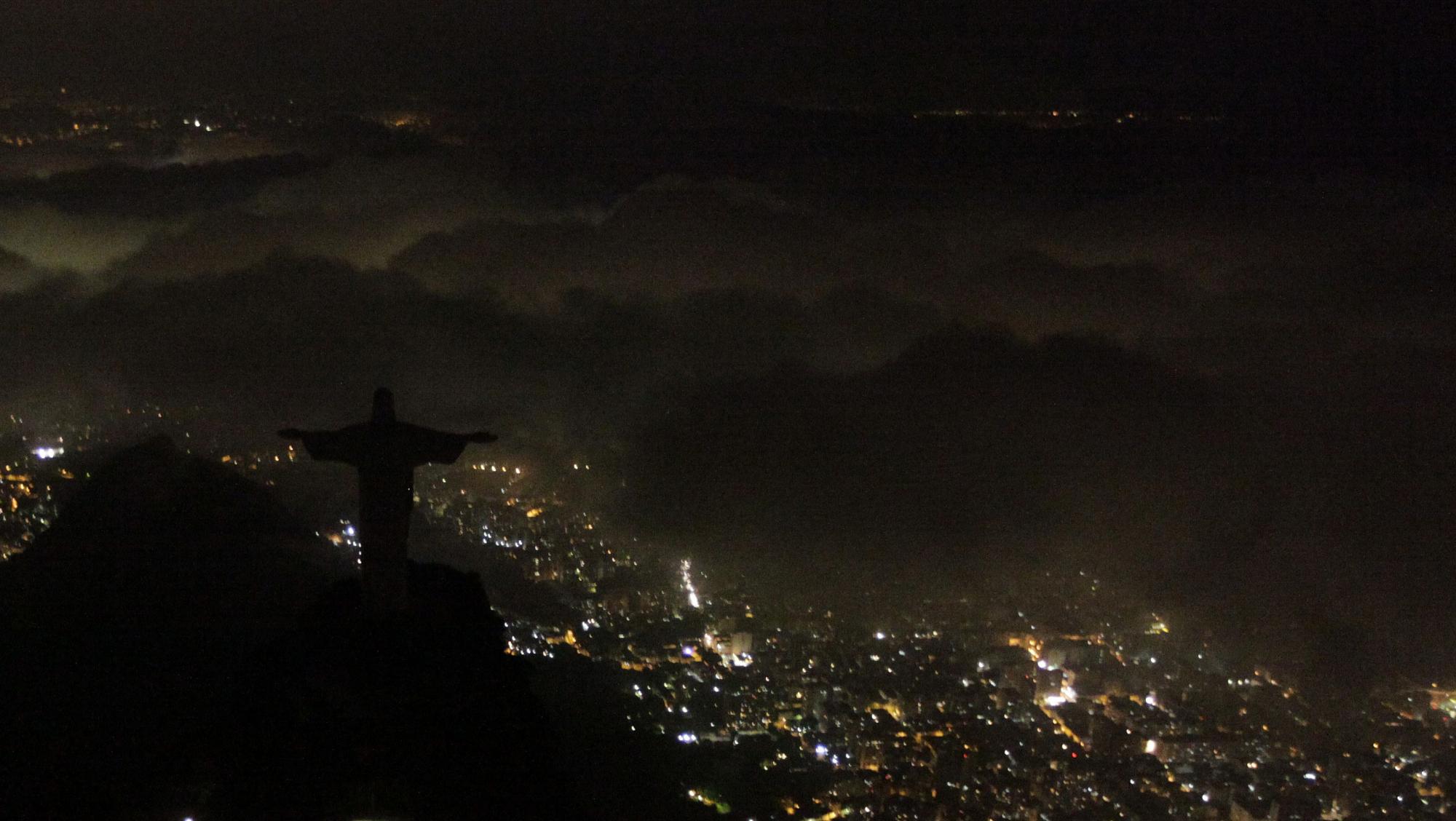 里约热内卢的耶稣雕像的灯光熄灭