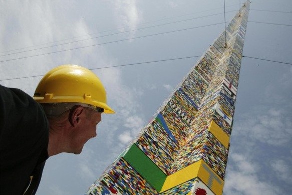巴西建成世界上最高的乐高积木塔(图)