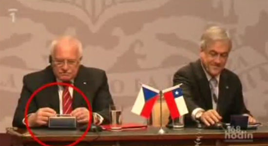捷克总统顺手拿笔视频疯传 5000人欲给他送笔
