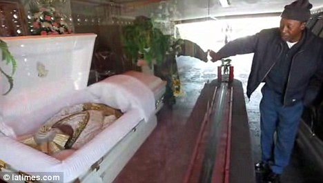 美国人推出“橱窗葬礼” 亲友可坐在车内瞻仰遗容