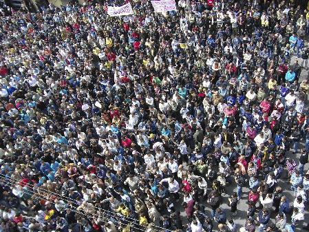 叙利亚多个城市发生大规模示威游行 引流血冲