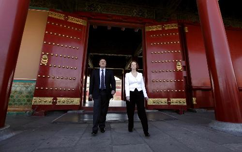 澳大利亚总理吉拉德首次访华 参观故宫同游客合影