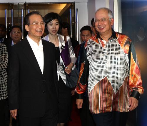 温家宝与马来西亚总理举行小范围会见并出席宴会