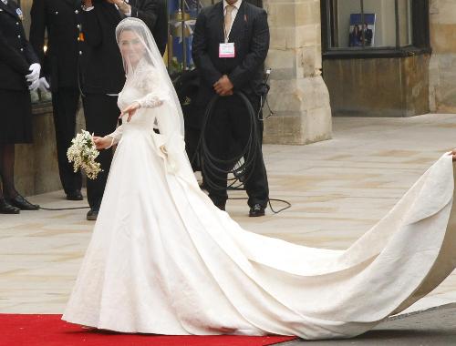 英国王妃婚纱受关注 美媒称传统与现代并存