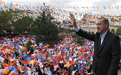 土耳其总理发表竞选演说 附近警察遭袭一死一伤