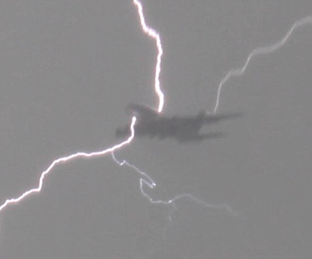 摄影师拍到闪电穿过机身瞬间 飞机安全着陆无人受伤