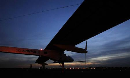 世界首架太阳能飞机历时13小时完成国际处女航