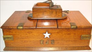 “泰坦尼克”号船长遗物被拍卖 雪茄盒价值2.5万英镑
