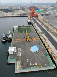 日本存储放射性污水“钢制浮体”到达福岛核电站