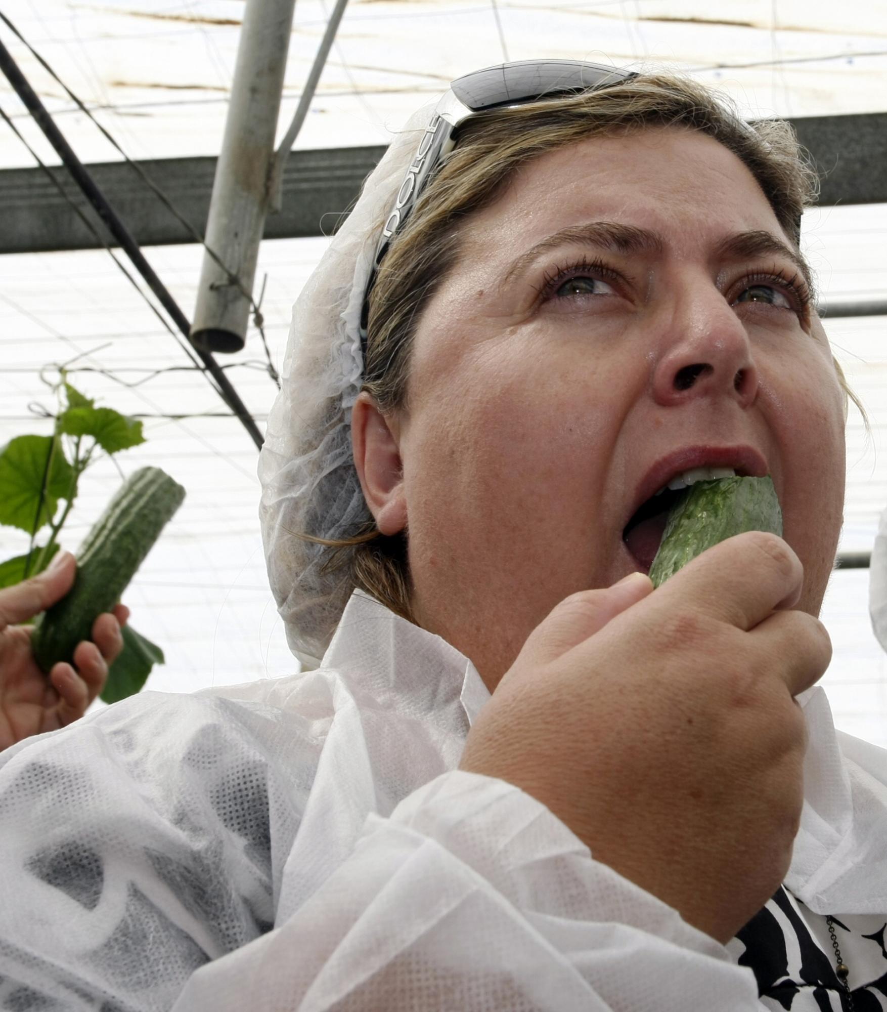 欧洲“毒黄瓜”疫情愈演愈烈 西班牙农业部长亲口吃黄瓜
