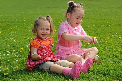 英国2岁女孩因脑膜炎被截四肢 顽强乐观面对生活
