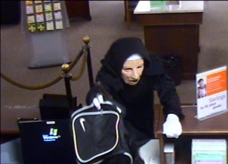 美国雌雄大盗着修女装抢劫银行 电影情节真实