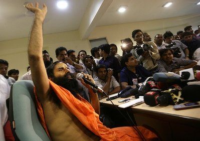 印度瑜伽大师绝食抗议政府引发冲突70人受伤