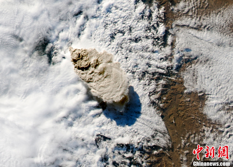 智利火山卫星图公布 火山灰延伸状如羽毛(高清组图)