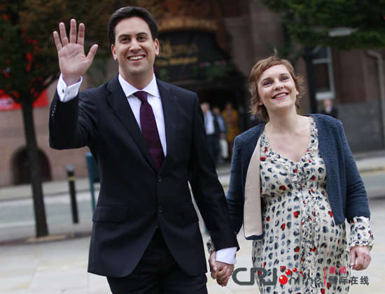 英国工党领袖婚后首次露面 仍然力挺“非婚生子”