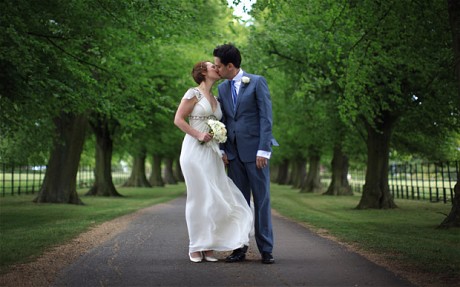 英国工党领袖婚后首次露面 仍然力挺“非婚生子”