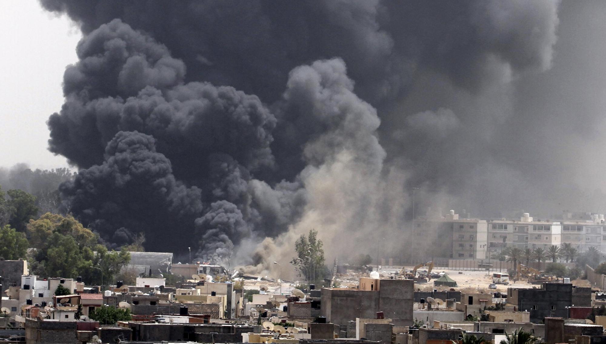 北约密集轰炸利比亚 卡扎菲誓言血战到底子女