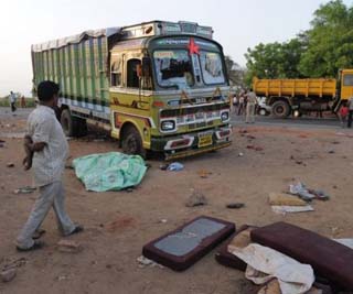 印度卡车超速酿惨祸 碾死18名露宿朝圣者
