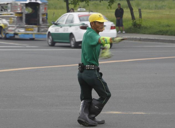 图片新闻：46岁菲律宾交警用舞姿指挥交通走红