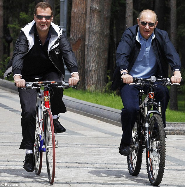 图：梅普再秀“哥俩好” 莫斯科市郊骑单车切磋球技