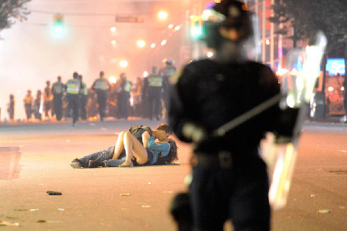 图：温哥华骚乱中情侣倒地激吻 摄影师抓拍浪漫瞬间