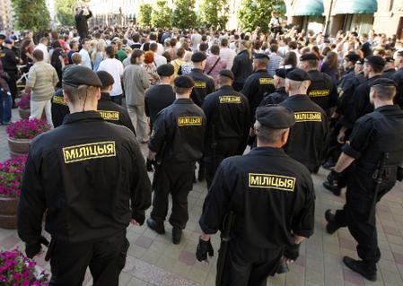 图：白俄罗斯首都爆发反政府游行 防暴警察出动