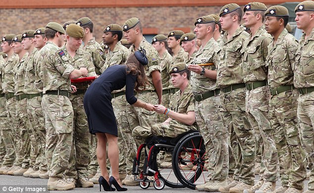 威廉夫妇为阿富汗归来士兵颁勋章 凯特穿军服亮相