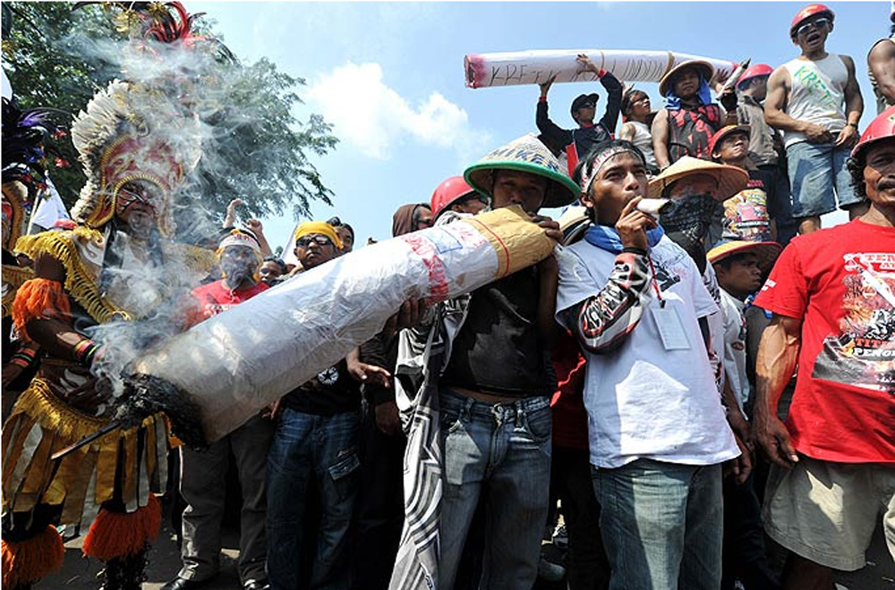 印尼烟农抽1米长“巨烟” 抗议政府禁烟令（图）