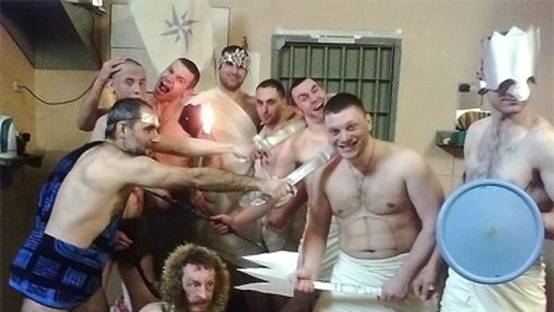 俄罗斯囚犯在囚室办狂欢派对 监狱被指监管不力