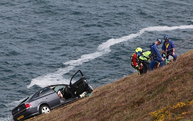 英国大妈驾车翻下悬崖 被困20小时后成功脱险