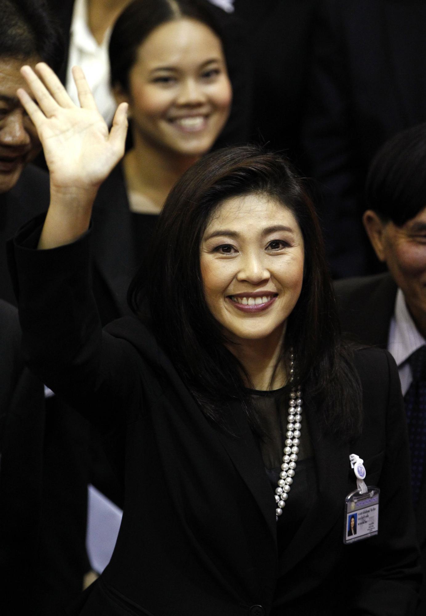 他信妹妹“接棒”当选泰国首位女总理 面临“傀儡总理”质疑