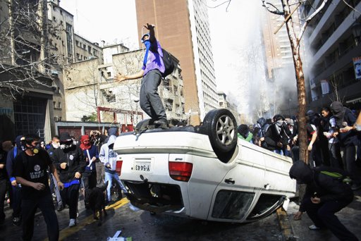 智利师生示威引发骚乱 273人被拘23名警员受伤