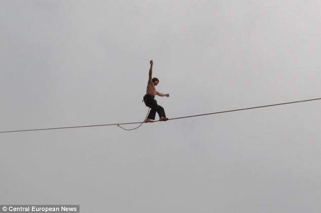 奥地利青年800米高空上演绝技 本国最高峰成功赤脚走软绳