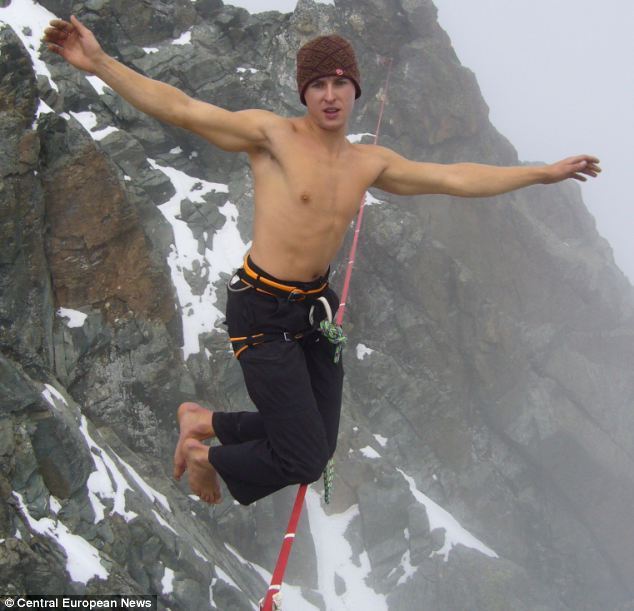 奥地利青年800米高空上演绝技 本国最高峰成功赤脚走软绳