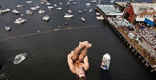 27米悬崖惊险一跃 英国选手有望蝉联“红牛”悬崖跳水冠军