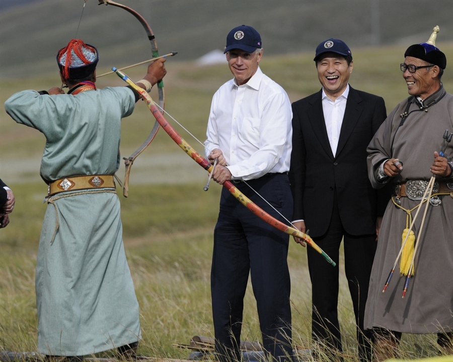 美国副总统拜登访问蒙古 体验摔跤射箭草原风情