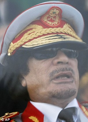 卡扎菲倒台反对派占据兵营 首都乱象丛生