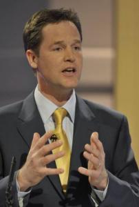 英国副首相出席集会被人泼油漆 机智反应解尴尬