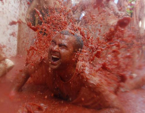 组图：西班牙番茄嘉年华 数万人徜徉红色海洋狂欢嬉戏