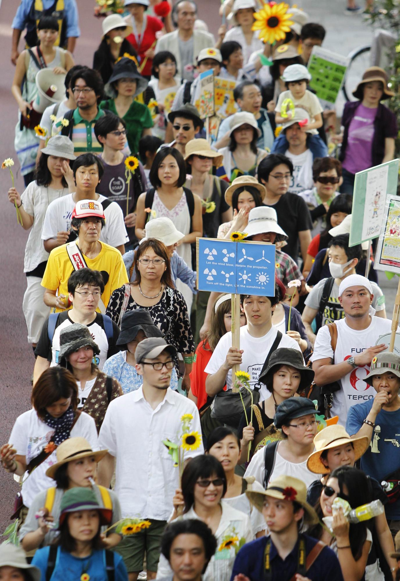 日本纪念3·11地震半周年 新内阁默哀、多地爆发反核示威