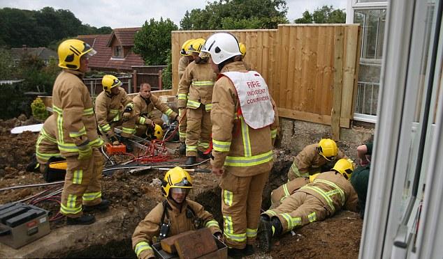英国男子扩建自家花园 被两吨水泥“压顶”幸运生还