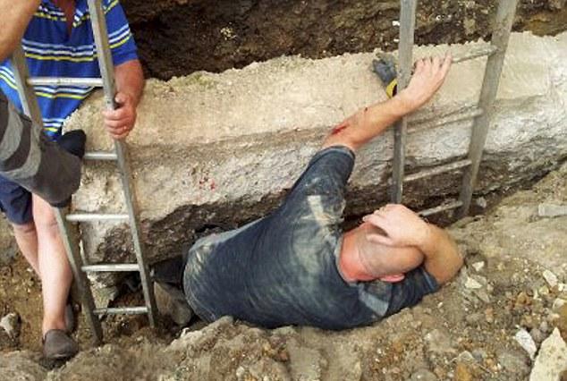 英国男子扩建自家花园 被两吨水泥“压顶”幸运生还