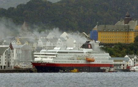 挪威游轮起火紧急靠岸 2人受伤数百人疏散