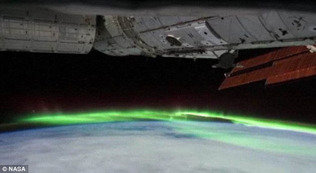 图：国际空间站宇航员拍下绚丽南极光