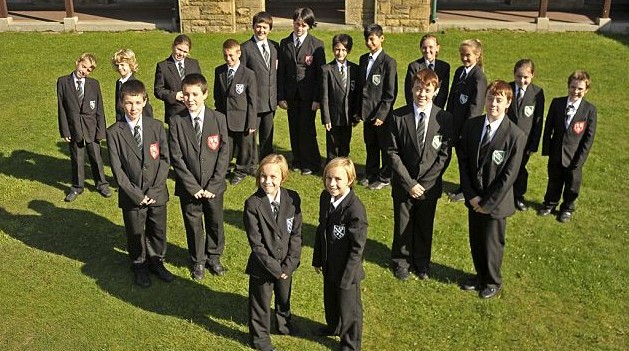 英国一学校新学期喜迎九对双胞胎 打破全国纪