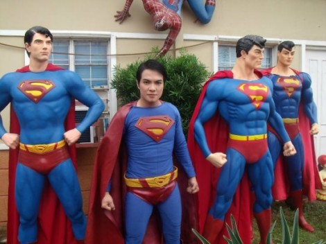 菲律宾一男子16年多次整容 只为变成偶像超人模样