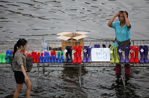 曼谷多区遭洪水威胁 市长提醒民众储备食物
